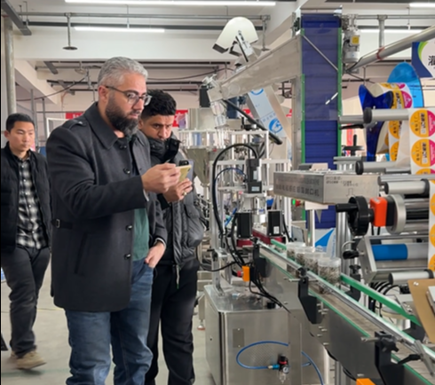 海外客戶考察德仕達(dá)智能貼標(biāo)機(jī)場(chǎng)景